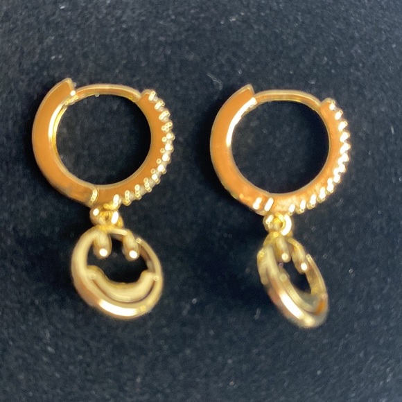 18K gold Plated Smiley Face Emoji Iced Zirconia Huggie Hoop Drop Hinge Earrings - Picture 9 of 9